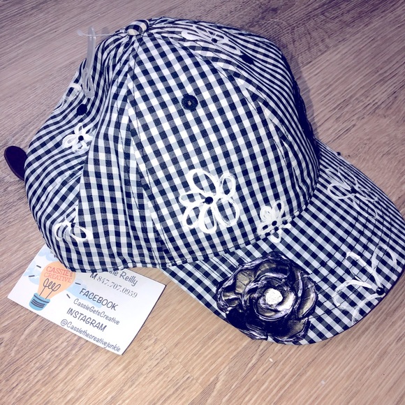 Black & white with custom painted flower cap - Picture 1 of 3